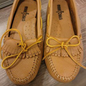 NWOT Leather Minnetonka Moccasins